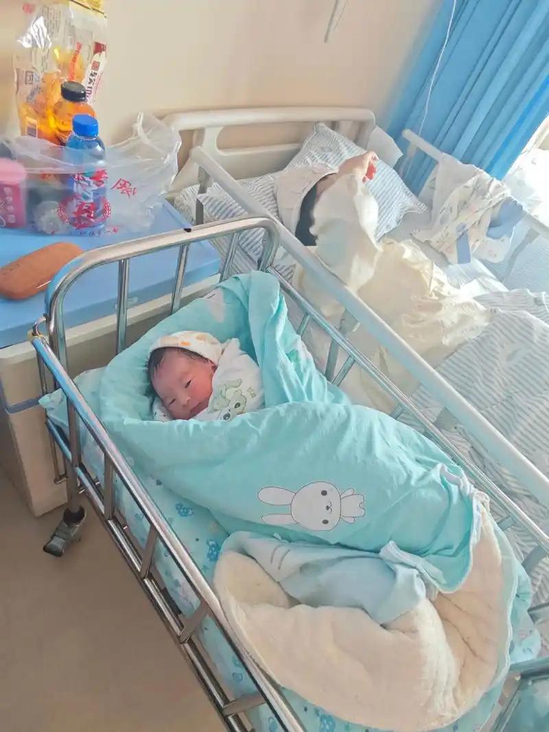 意外太吓人！母女俩同一天生宝宝。上海一对母女同一天在医院生出宝宝，母亲46岁，