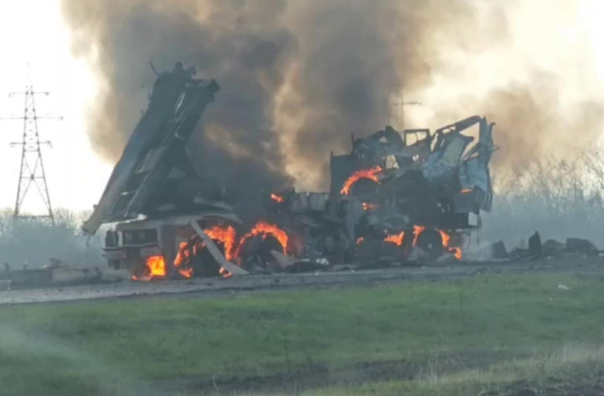 俄军装备的朝鲜产240火箭炮战损现场。