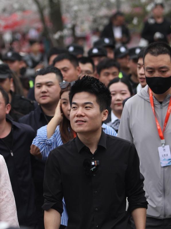 一句“这钱你也赚”，让董宇辉一时有些不知所措。一幅春联的利润不过几毛钱而已，何