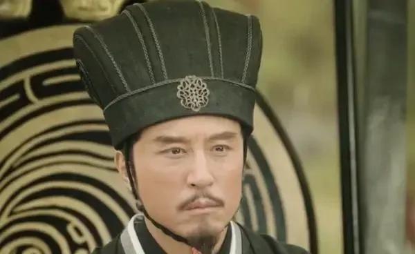 218年，刘备和诸葛亮去到广都县巡查，却发现县令蒋琬烂醉如泥于县衙之上。案几