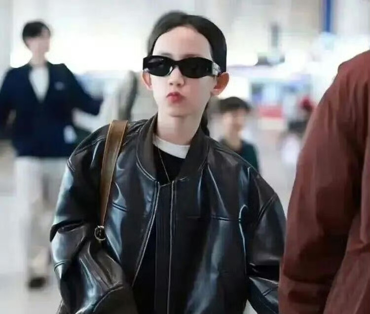 和姐姐黄多多比起来，黄磊小女儿更有星味。​​​黄磊的小女儿黄少艾，12岁，爱好音乐，会弹电吉他，和小