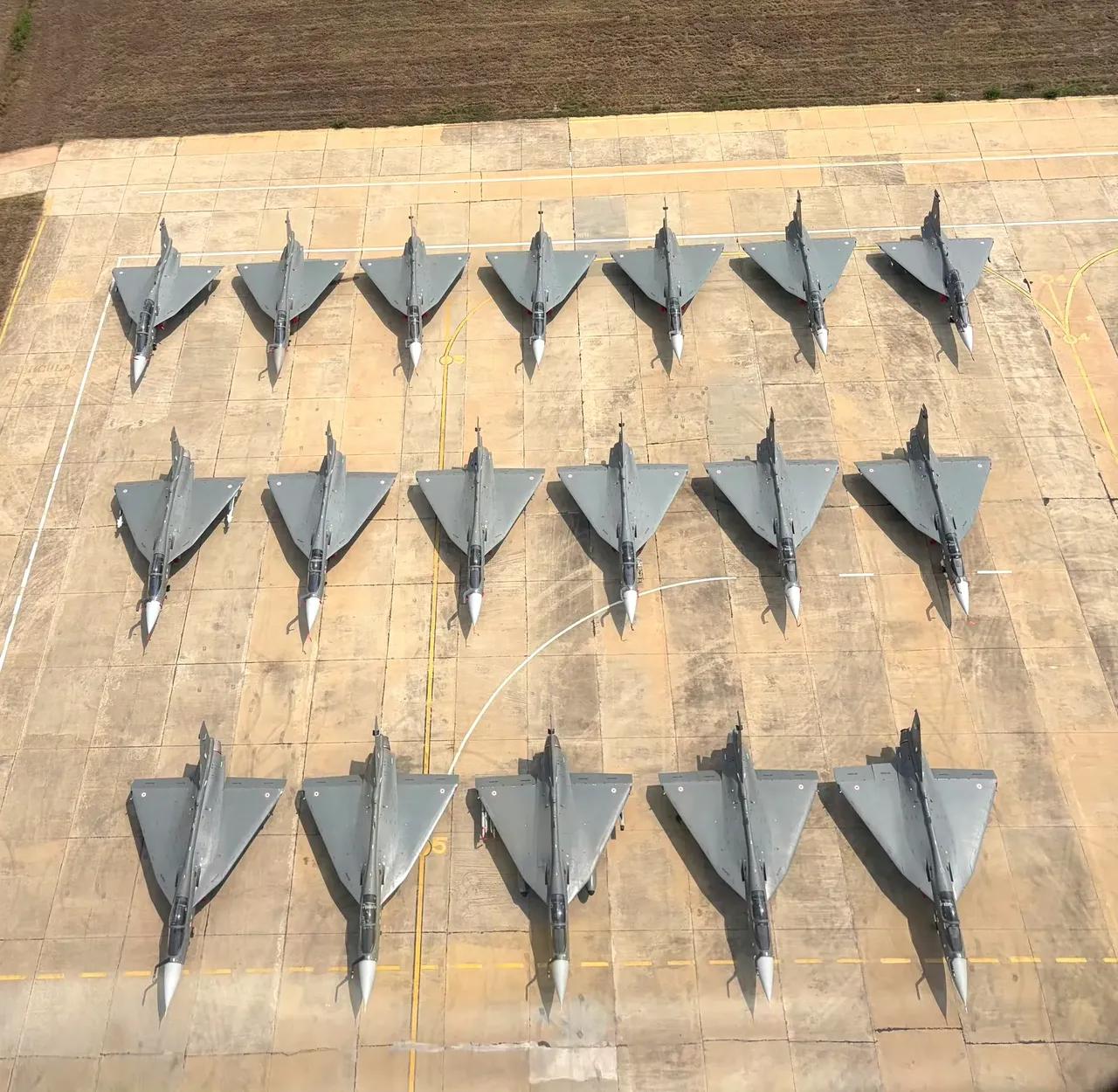 印度发布“光辉”战斗机列阵照片，20架战斗机相当壮观，印度斯坦航空公司相当有光。