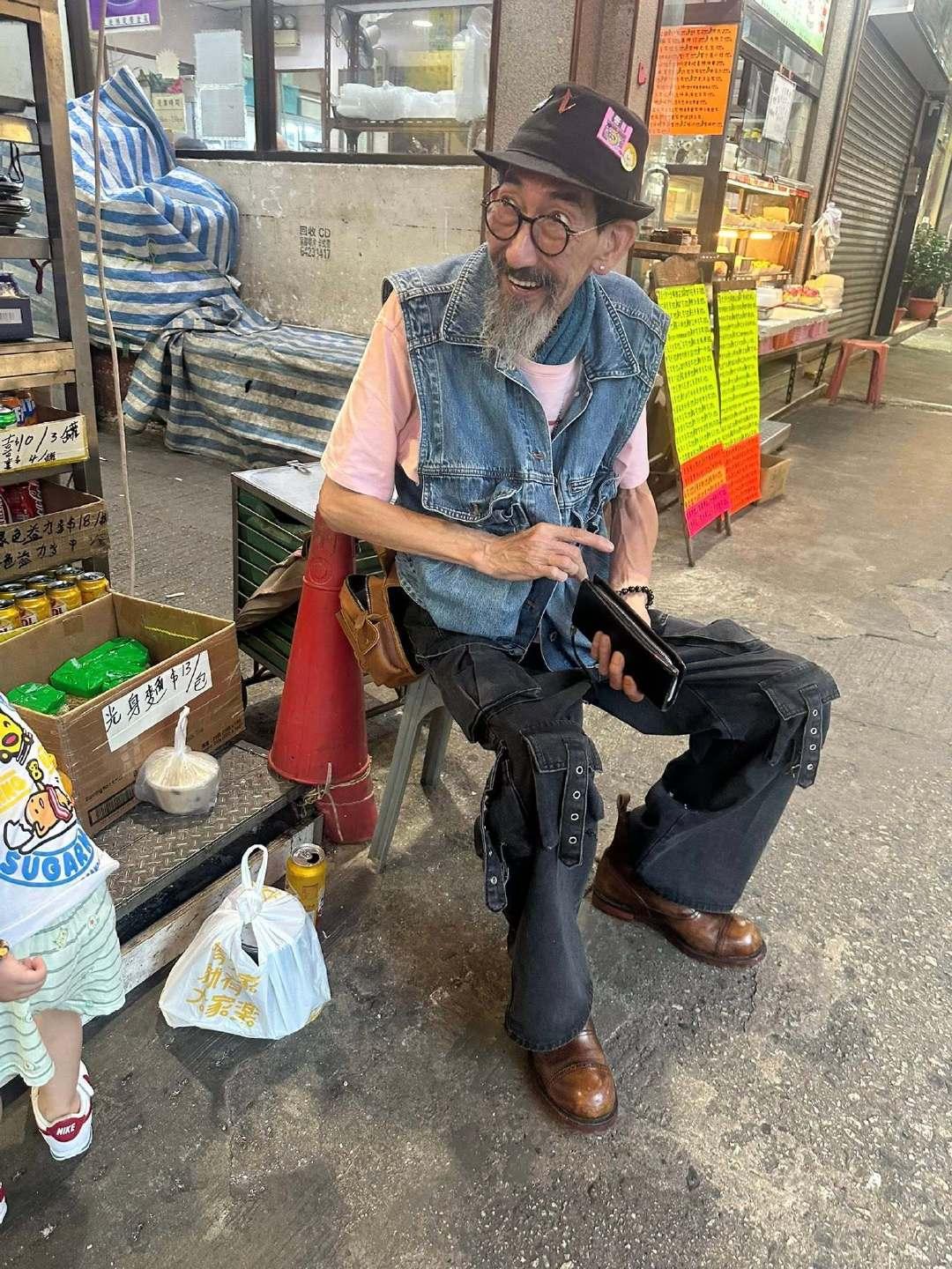 65岁港星车保罗在香港街头被偶遇，他一个人到餐馆打包饭食，坐在便利店门口的小凳子