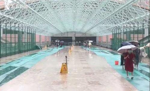 北京，暴雨天气，女子乘坐地铁出行，不小心被电梯口的挡水板绊倒骨折，地铁人员第一时