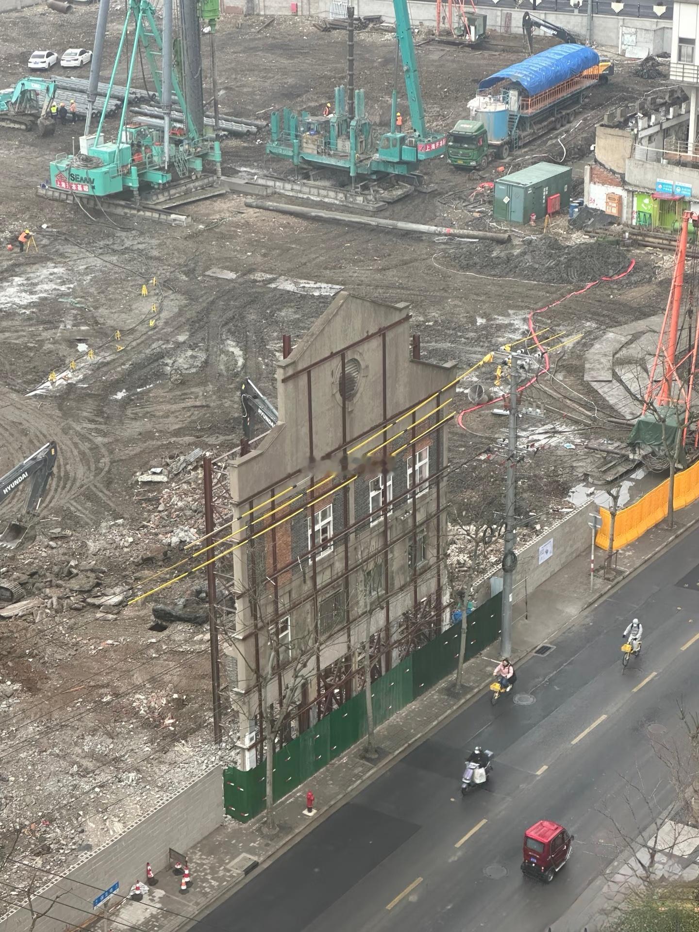 被网友戏称为【上海的“大三巴”坊】的长明中学旧址。乍一看还真有那么几分神似。