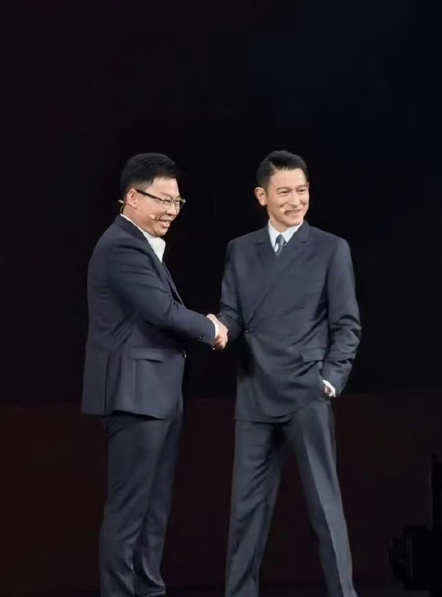 华为今晚赢麻了，不是因为今晚开了新品MateXTs发布会，也不是因为他请来