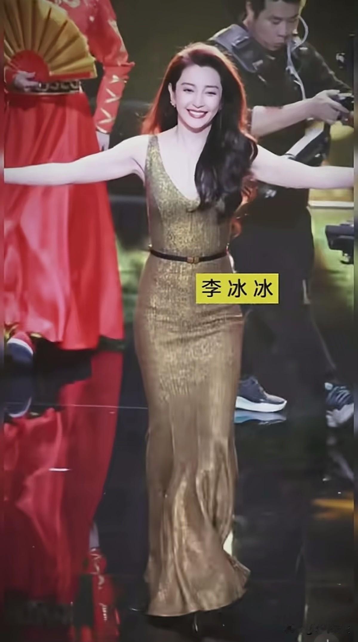 李冰冰早已从演员升级到了幕后，再也不用看资本的脸色了。所以李冰冰如今走起路来，