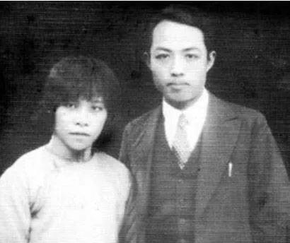 1898年5月4日，一个刚刚分娩的女人，指着她刚出生的女儿，大声说道：“快把这个