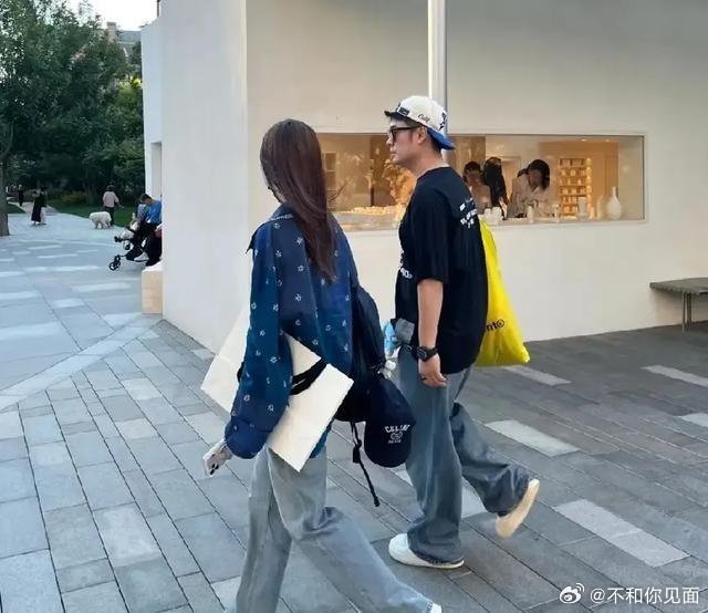 偶遇陈赫张子萱手牵手逛街，她少女感十足不像俩娃妈，他暴瘦一圈下颌线都清晰了​