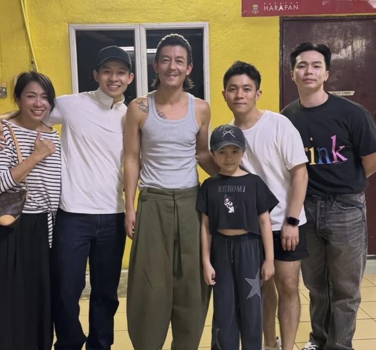 45岁陈冠希在马来西亚街边被偶遇，他穿着一件老头背心，扎着马尾，留着胡茬，身形消