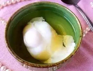 煮荷包蛋要想蛋清不散开 其实也是要一些技巧的, 材料很简单