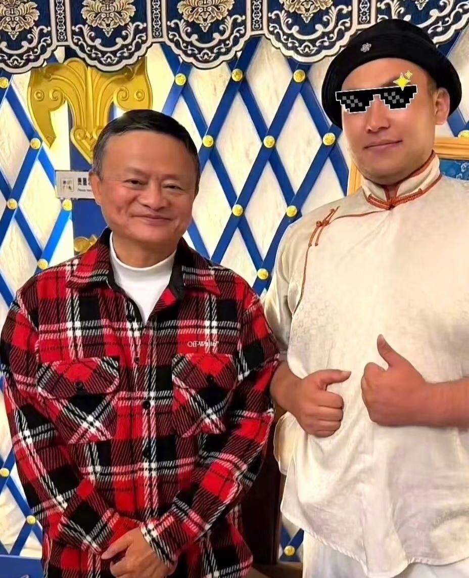 马云现身新疆、甘肃，关注西北荒漠化治理。从照片来看，马云好像胖了不少，看来心情