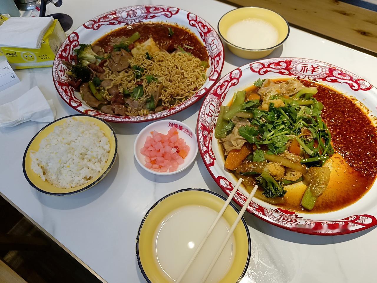 下了一上午的雨，午饭前总算停了。我跟广东妹妹下楼找吃的，我们住的民宿离成都东火车