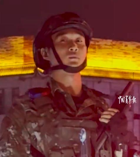 安徽一妻子得知丈夫国庆不回家，就坐车去西安看他，谁料丈夫看到妻子，只是看了一下，