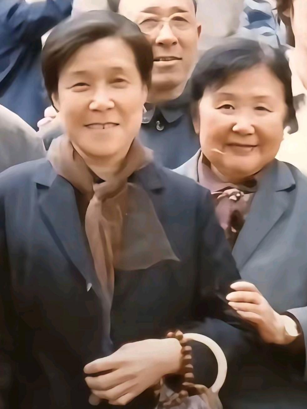 大家觉得是刘姥姥跟贾母的区别大还是贾宝玉跟板儿的区别大第六回叫贾宝玉初试云雨