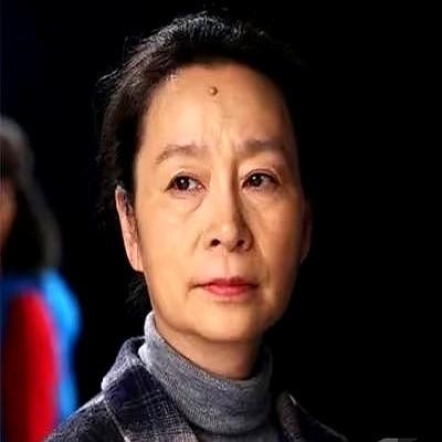 奚美娟估计非常后悔，想拍自己的脸。当年她靠单亲妈妈人设博同情拿资源，如今前夫