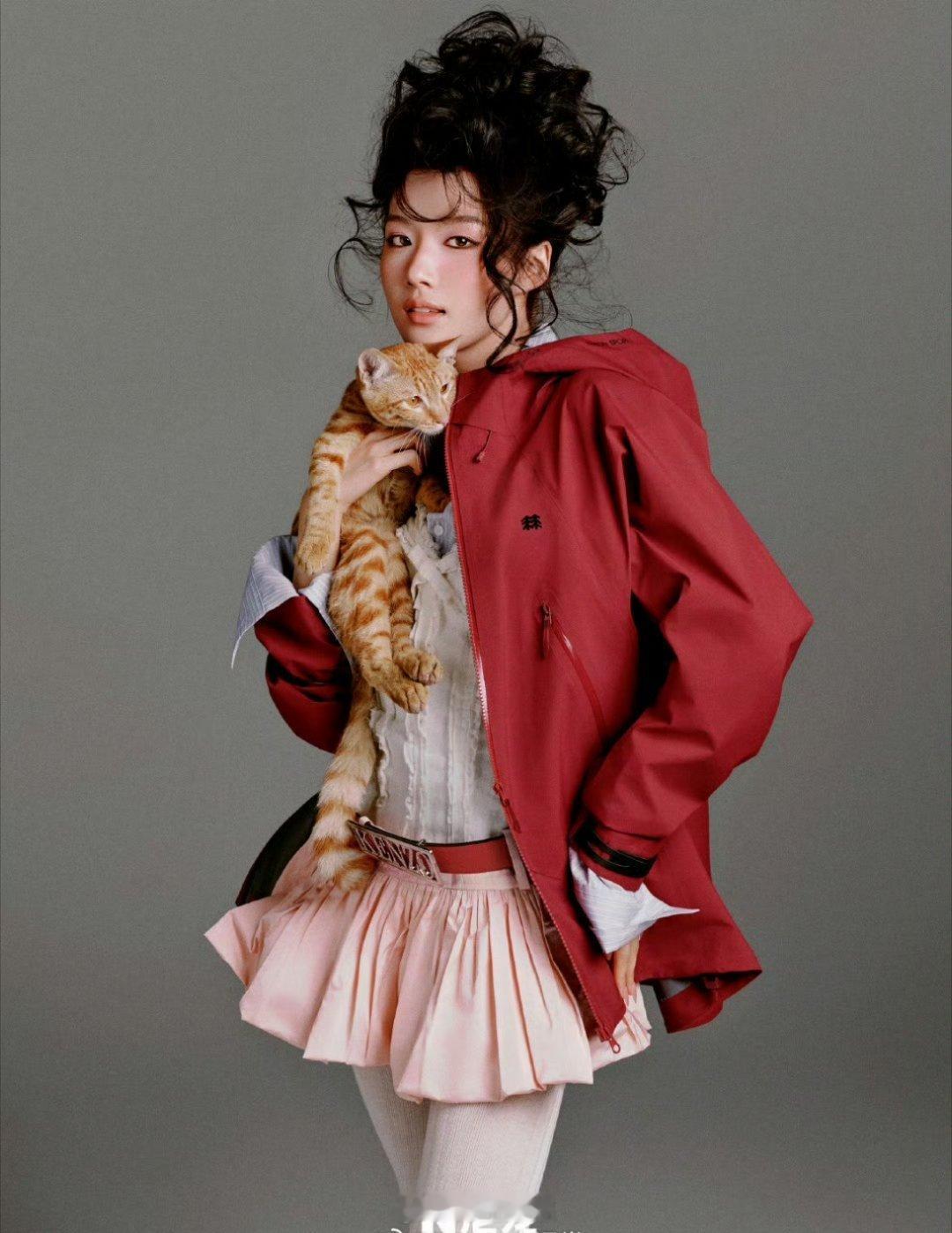 卢昱晓的最新杂志大片来了，造型都还蛮时尚前卫的，跟卢昱晓平时风格完全不一样，这时