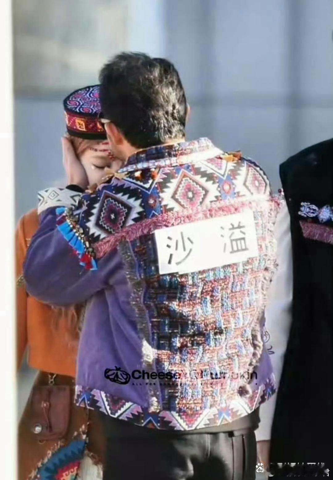 12日，有网友分享《奔跑吧》沙溢宋雨琦路透，视频中沙溢疑似亲吻了宋雨琦的额头，引