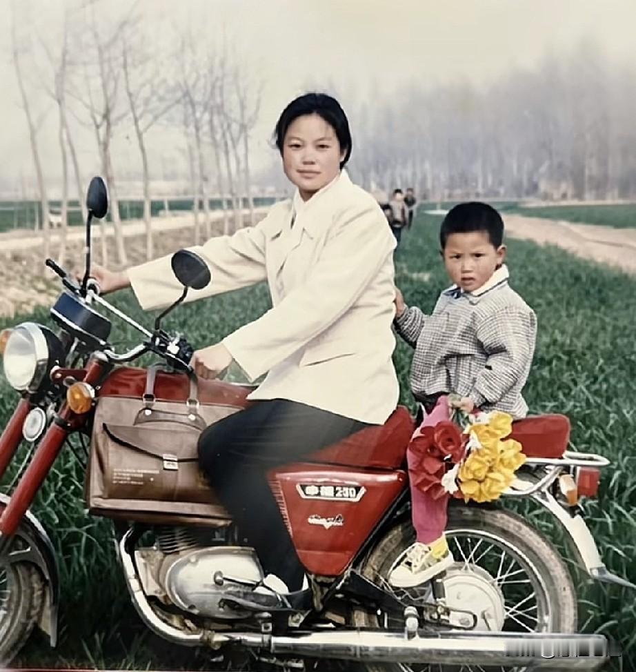 时隔30年，人没变，但妈妈老了。有网友在网上晒出自己和妈妈从小时候骑了一张摩托车