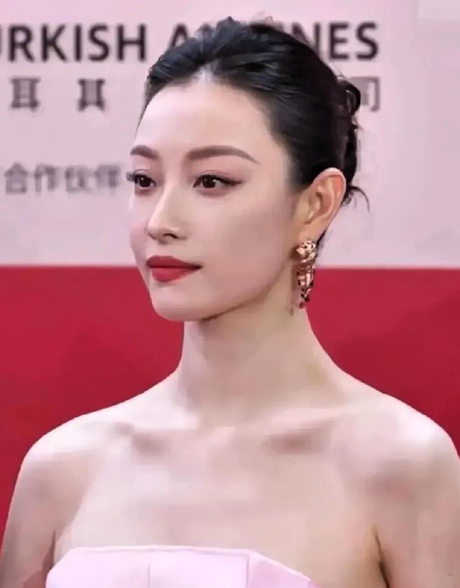 不是所有人都能成为倪妮的大家也不用羡慕了，要成为她必须有个与生俱来的条件，那