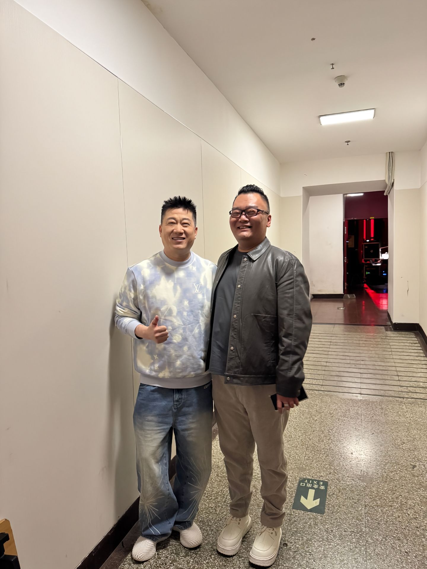 张鹤伦与粉丝们合影，果然粉丝群体不一样