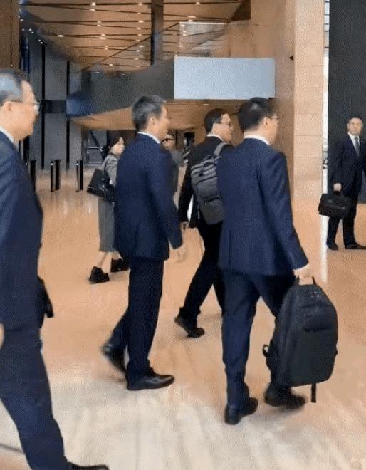 怕什么来什么，李成刚现身吉隆坡，贝森特两眼一黑，这个地还怎么洗？贝森特骂完还