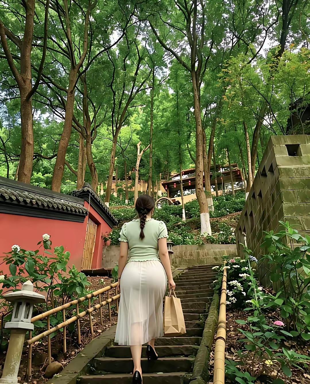 有一定阅历的人都喜欢去安静的地方，特别是古刹和庙宇，在这里人们会得到情绪的安抚，