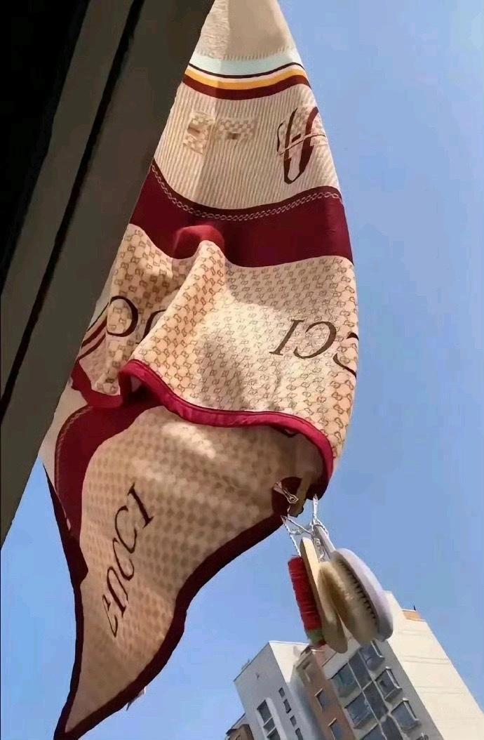 楼上邻居很吵我就买了个震楼器，第二天他就挂出了这个，啥意思呀