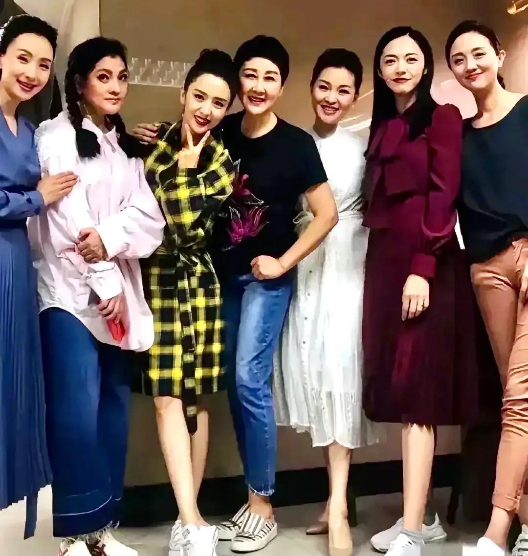 7位天仙女同框照，个人认为最美朱媛媛，最厌张凯丽……朱媛媛穿棕色裤子和黑色上衣