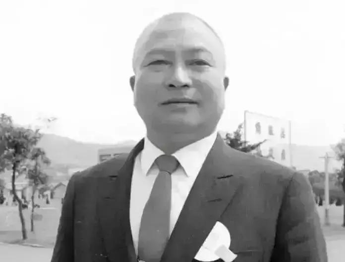 石觉和李文被傅作义放走后，两人在机场碰了面，彼此都没说话。上了飞机，李文靠在舷窗
