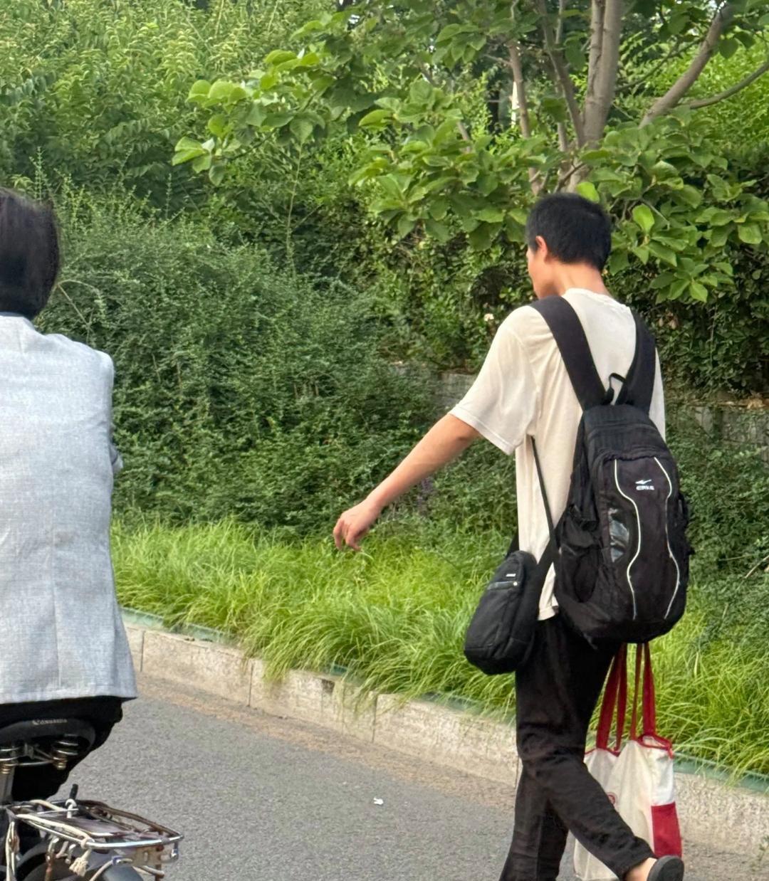 韦东奕在北京大学下课路上被偶遇，他的穿衣打扮很朴素，直接穿着拖鞋就出来了，完全不