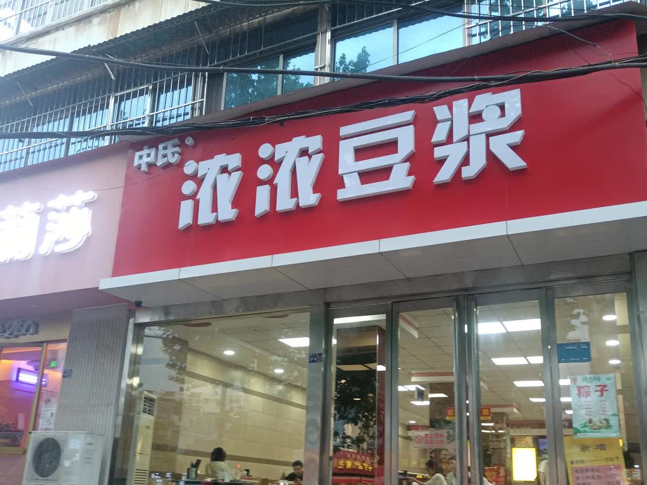 有个长得很帅的朋友，年轻时找了个漂亮姑娘。单身住宿舍那会儿，他俩常偷偷钻进一个被