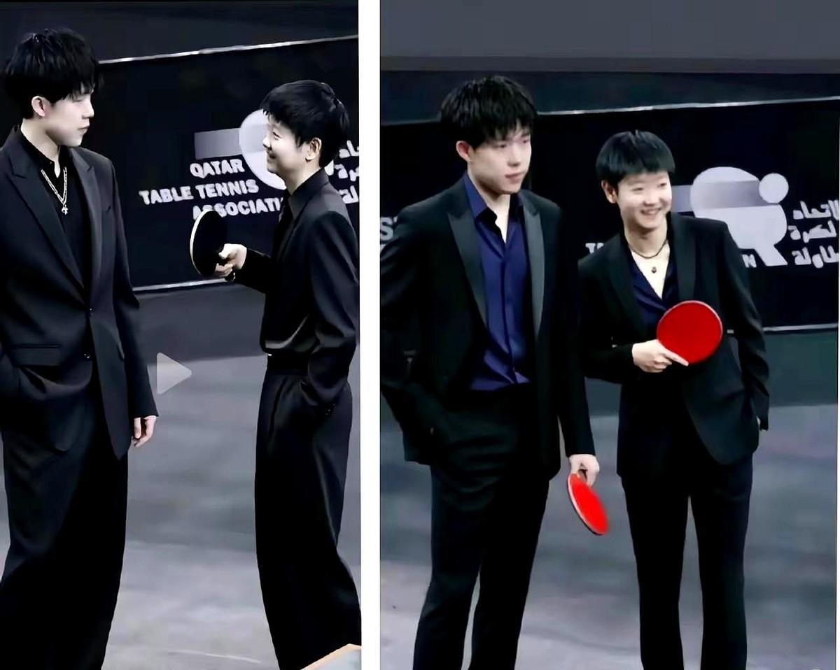 孙颖莎穿西装,不笑也压得住场。王楚钦一立,像刚赢完决赛的那口气,还没散。没人