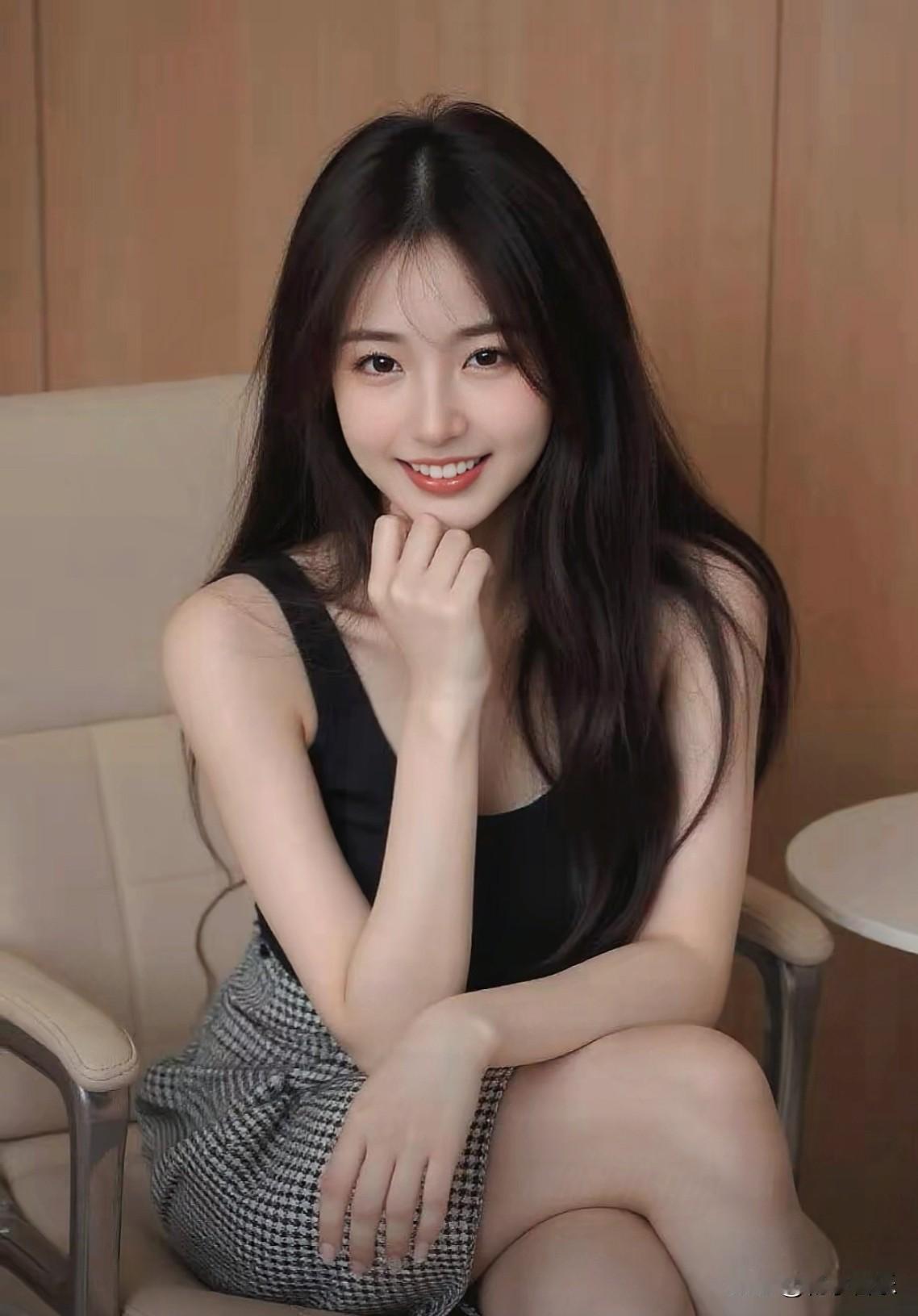 甜美少女坐沙发，微笑迷人，元气满满！😊✨分享一张你最近相册里治愈的随手拍绝美