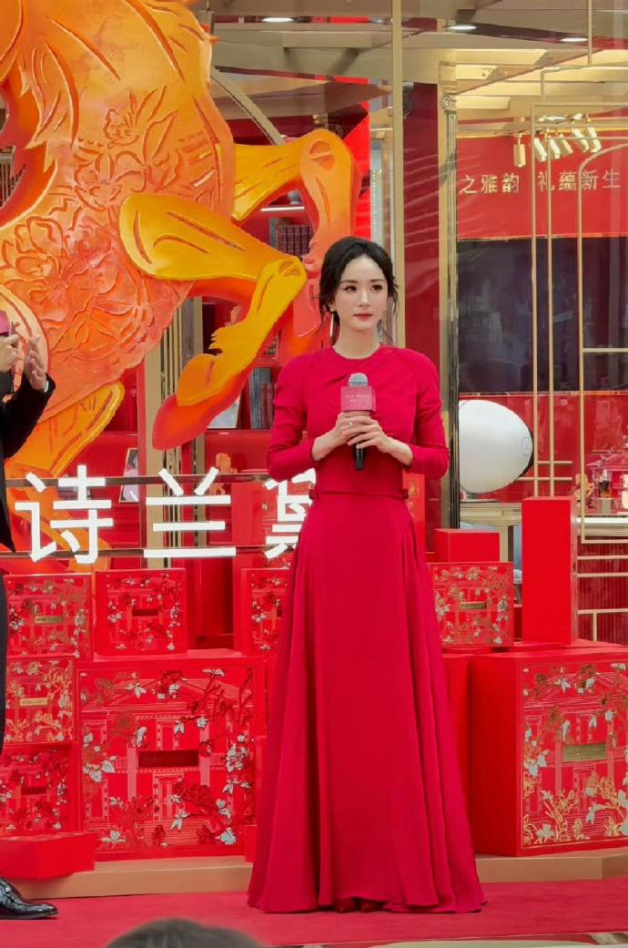 今天杨幂在深圳出席时尚活动，她这回穿了一件大红色的裙子，看上去光彩照人，确实是特