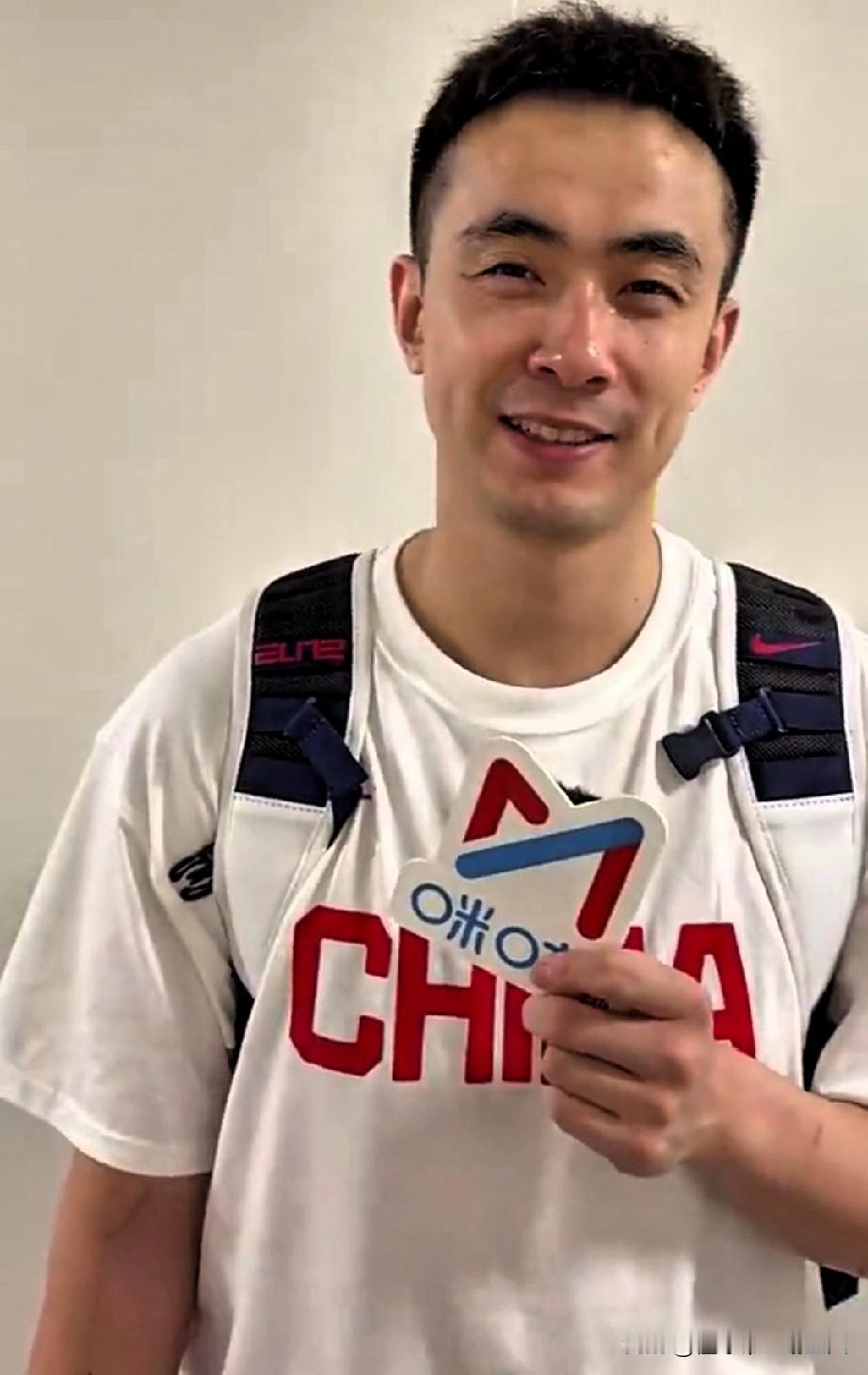 细节看人品！赵继伟在率队击败日本队赛后，采访吐露心声：作为老将该放手一搏，逆转是