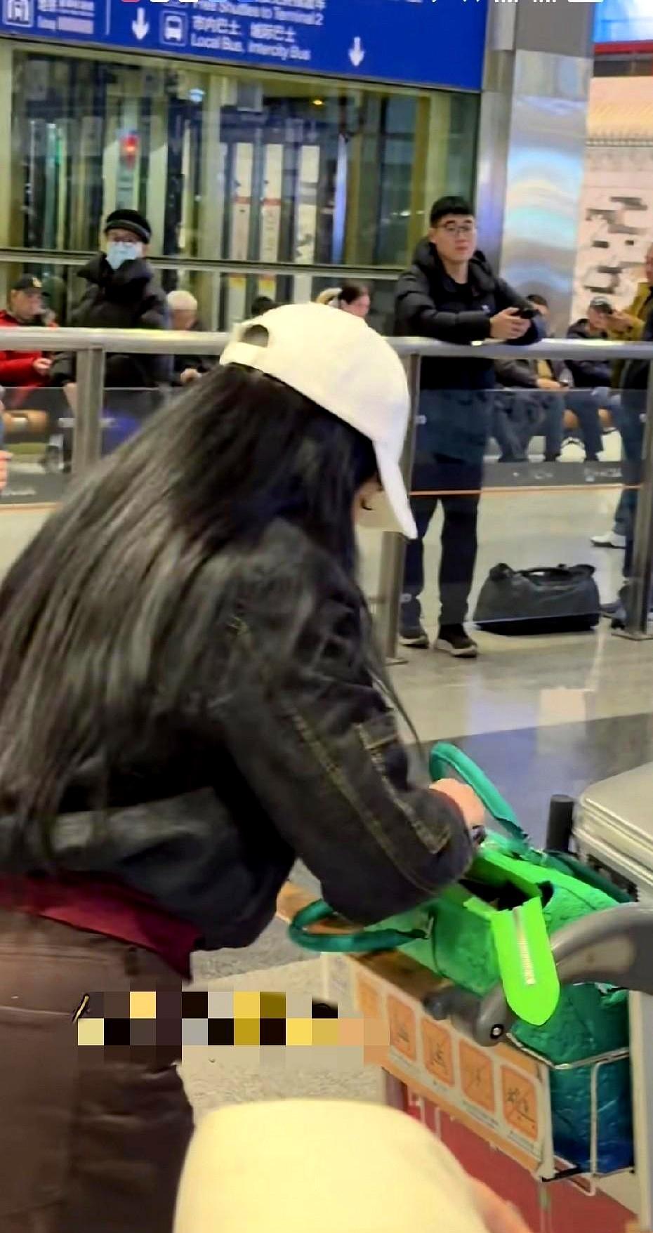 55岁是什么状态？多数人已经认命了。钟丽缇刚从越南过年回来，在机场直接掏现金