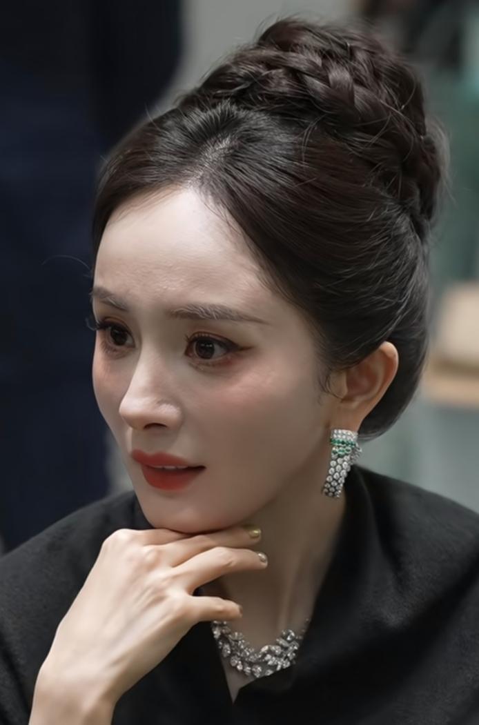 杨幂毕竟39岁，姨味如期来。近距离生图太真实了，比那些各种美颜，修图虚假围绕好看