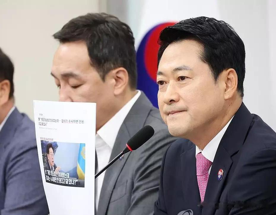 8月6日，韩国国民力量党党首张东赫在党内最高委员会议上，痛批李在明未研读刑诉法条