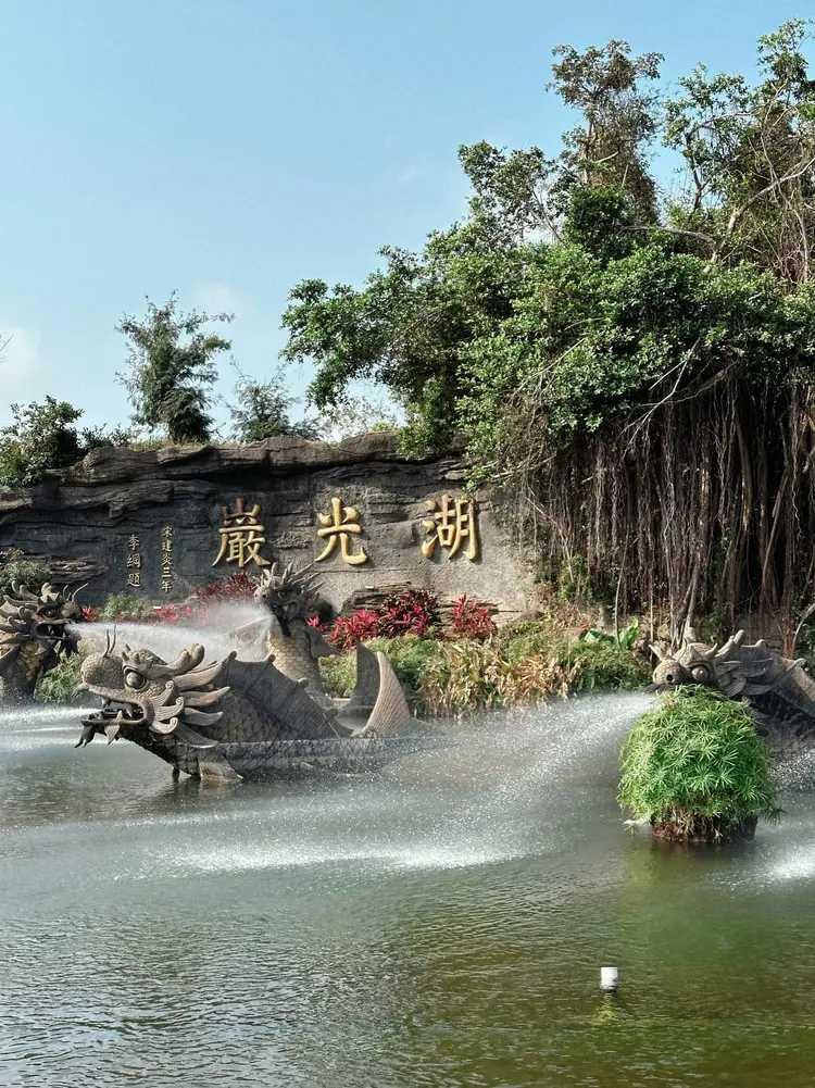 有朋友说，每次精神不好，或者感冒鼻塞，他就去湖光岩去，绕着湖转上一圈。精神就顿时