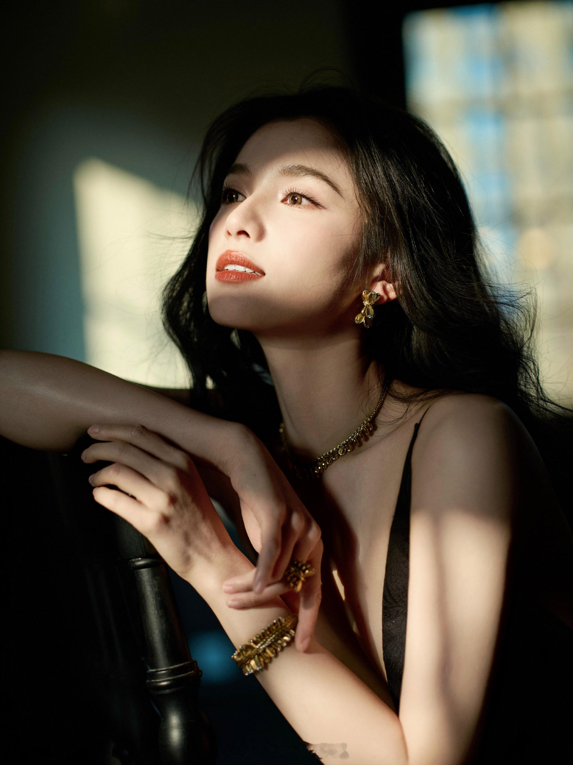 张婧仪明媚宜人的金色浪漫