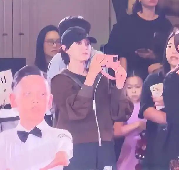 孙俪赴美陪女儿参加比赛！小花跳舞太飒了，身高暴涨长腿格外吸睛