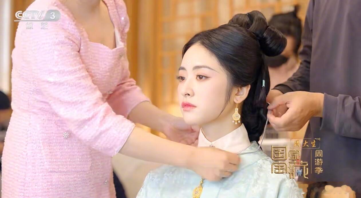 沈月古装妆造，简单两张图让人联想到了宅斗文里从明媚少女蜕变到当家主母的过程