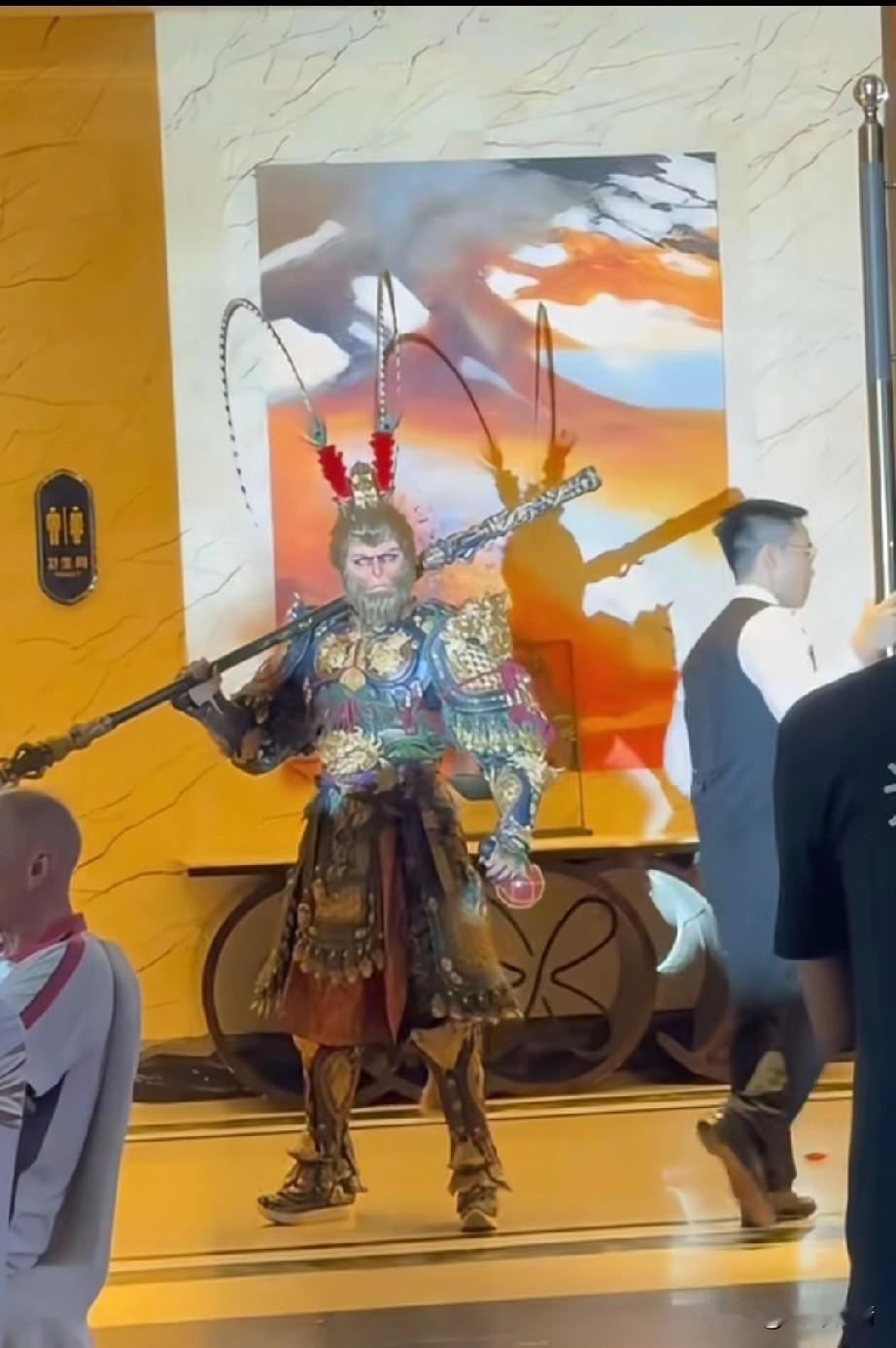 近日一场婚礼引起了轰动，黑神话悟空现实婚礼现场，扛着金箍棒缓步走向了舞台中央