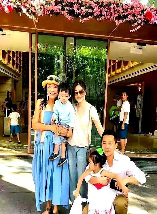 刚结痂的带状疱疹还在火烧似的疼，张兰拽着离婚40年的前夫，坐同一架国航CA185