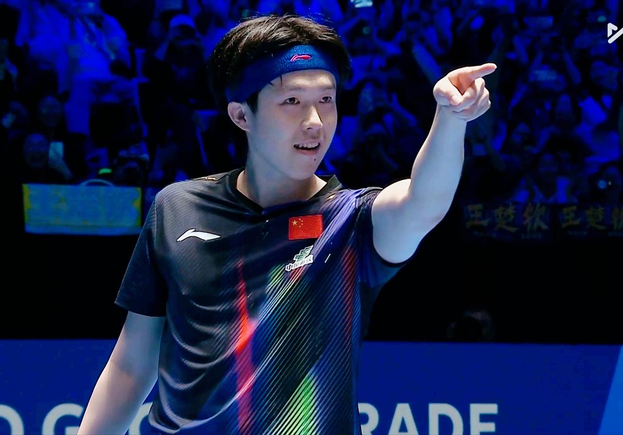 王楚钦4:2拿下张本智和，手指的不是张本智和，而是和王皓的互动，大家不要误