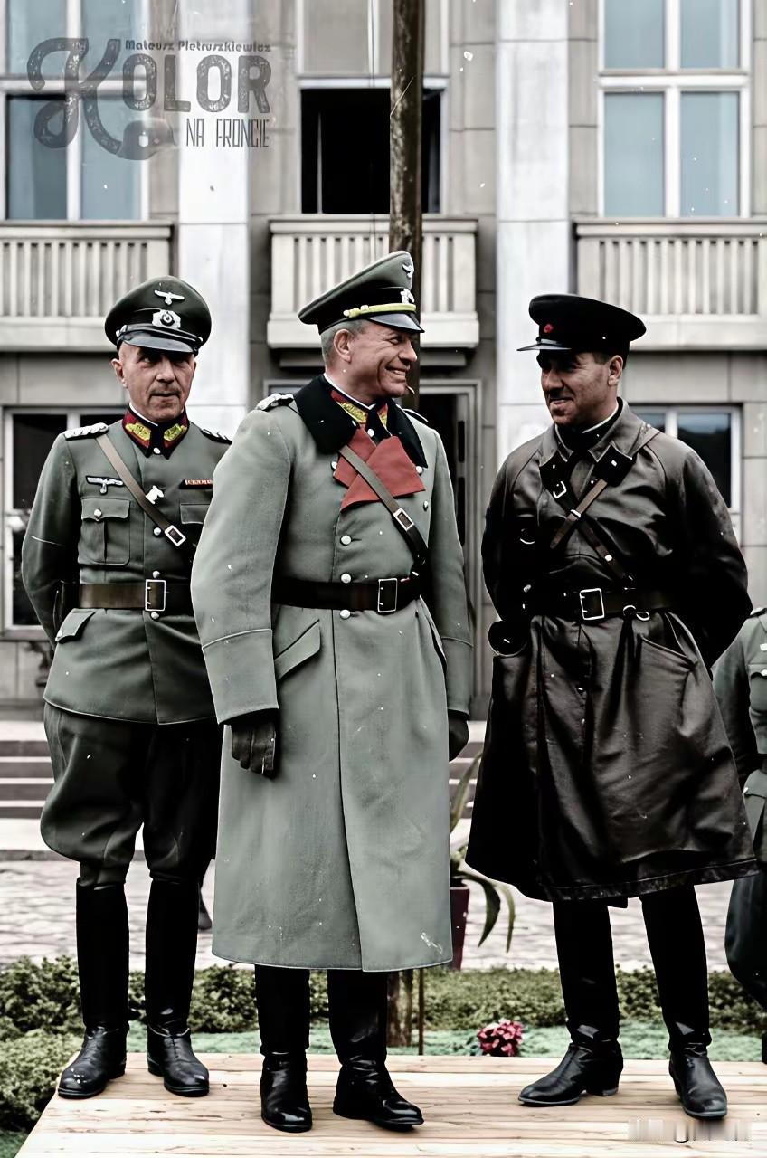 1939年，法西斯纳粹德军与苏军共同出兵侵略并瓜分波兰，这是两军会晤的照片。