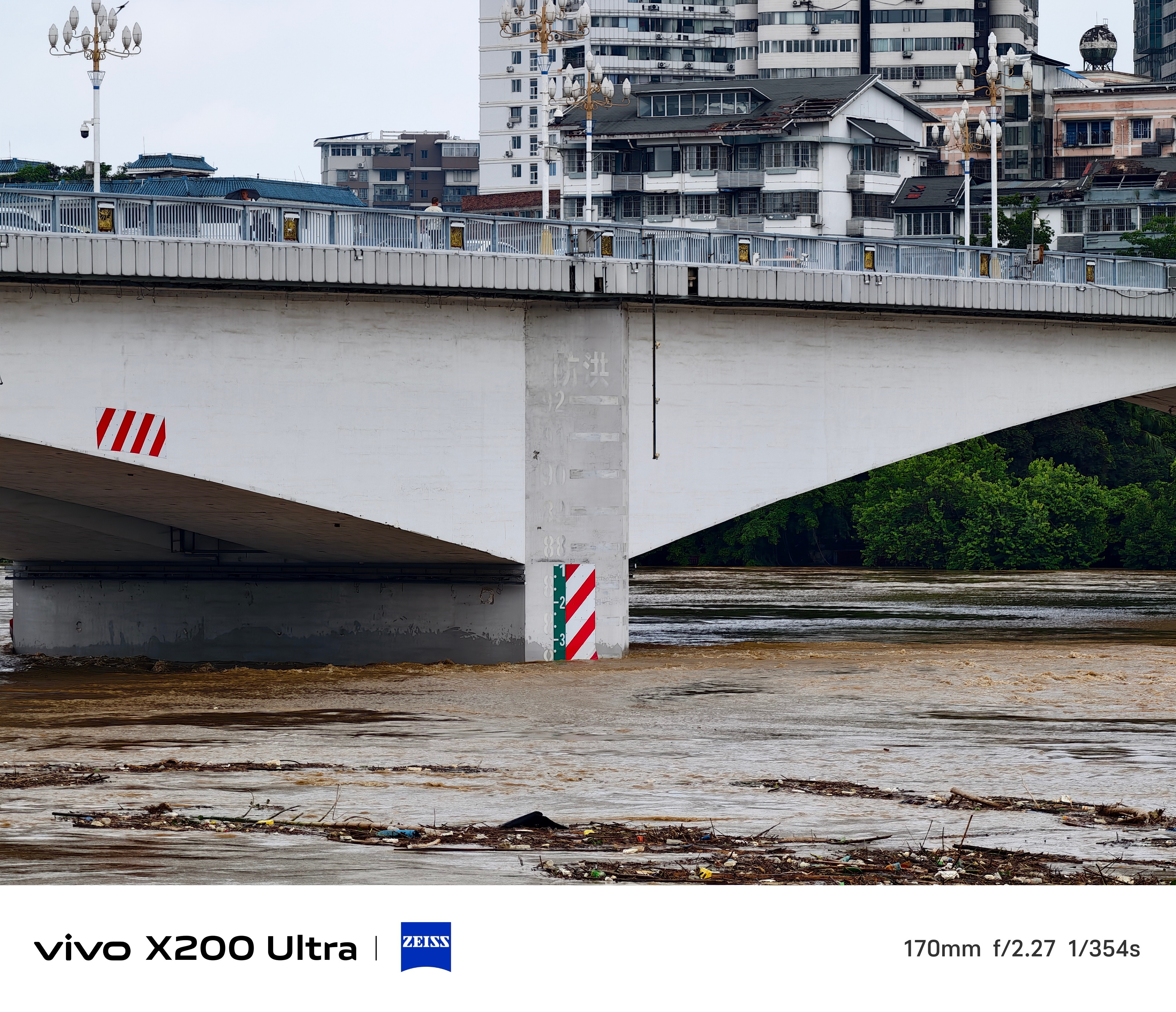 柳江2026年第1号洪水洪峰过境，水位接近86米，江面上漂浮着上游被冲下来的杂