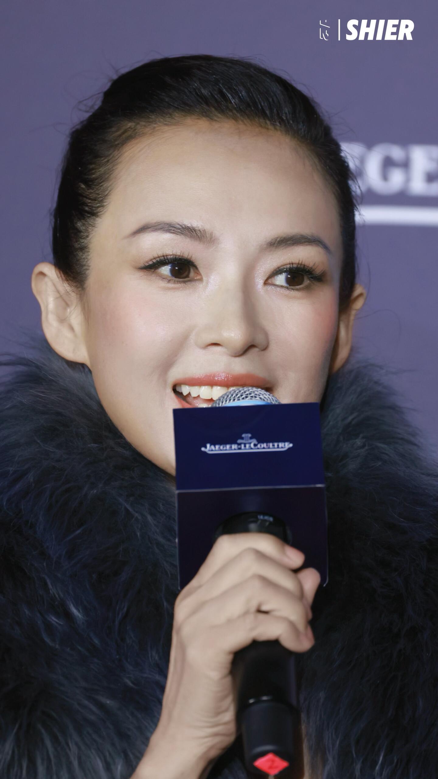 看到照片以为是她年轻时眼神都回来了….结果是几天前出席活动46岁的章子怡​​