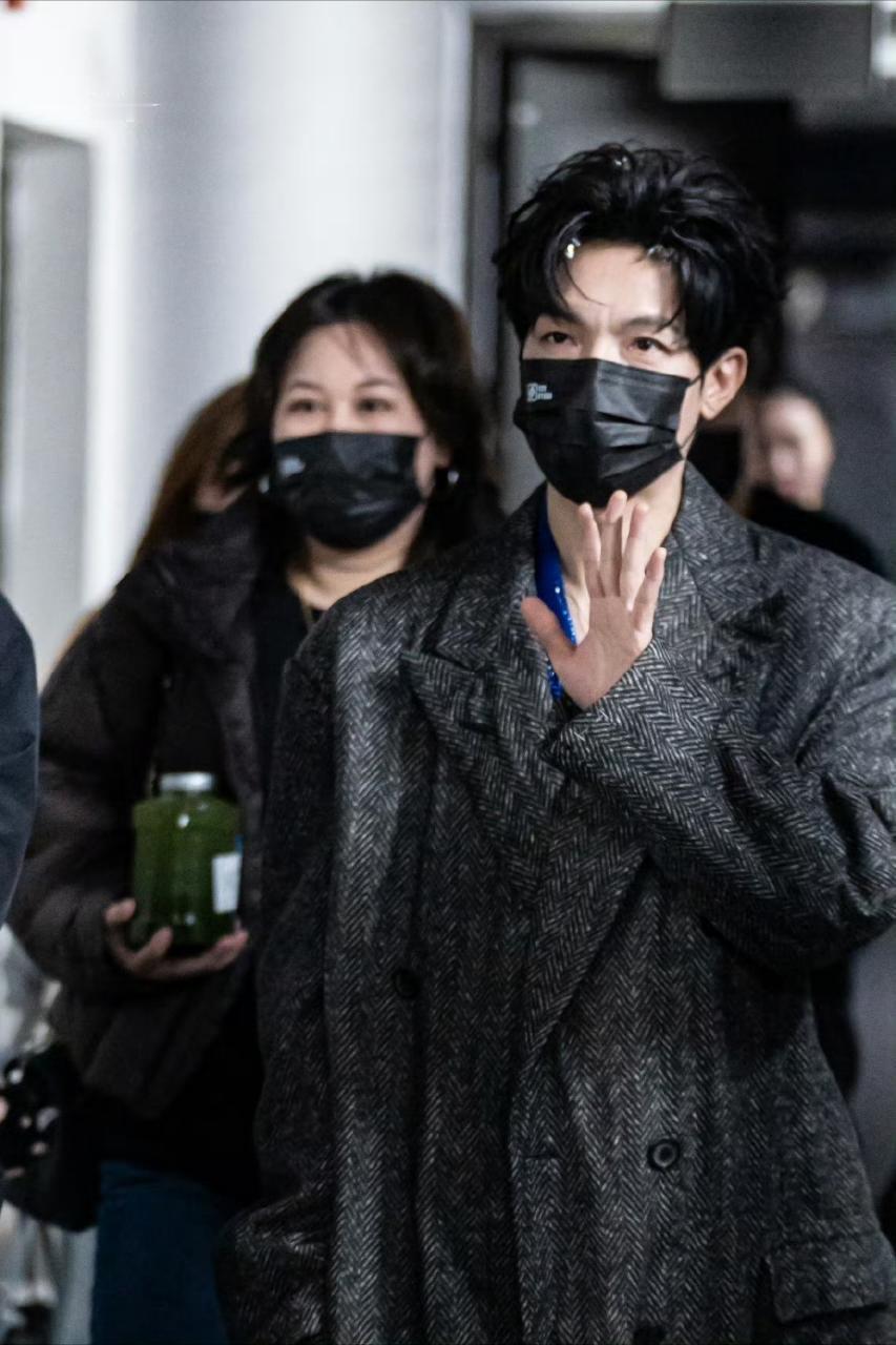 陈楚生卡拉永远OK陈楚生双曲连唱舞台太绝！《远行的人》深情走心，一转身《卡拉